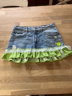 Y2K coquette Lucky Brand denim polka dot ruffles & lace trim mini skirt.